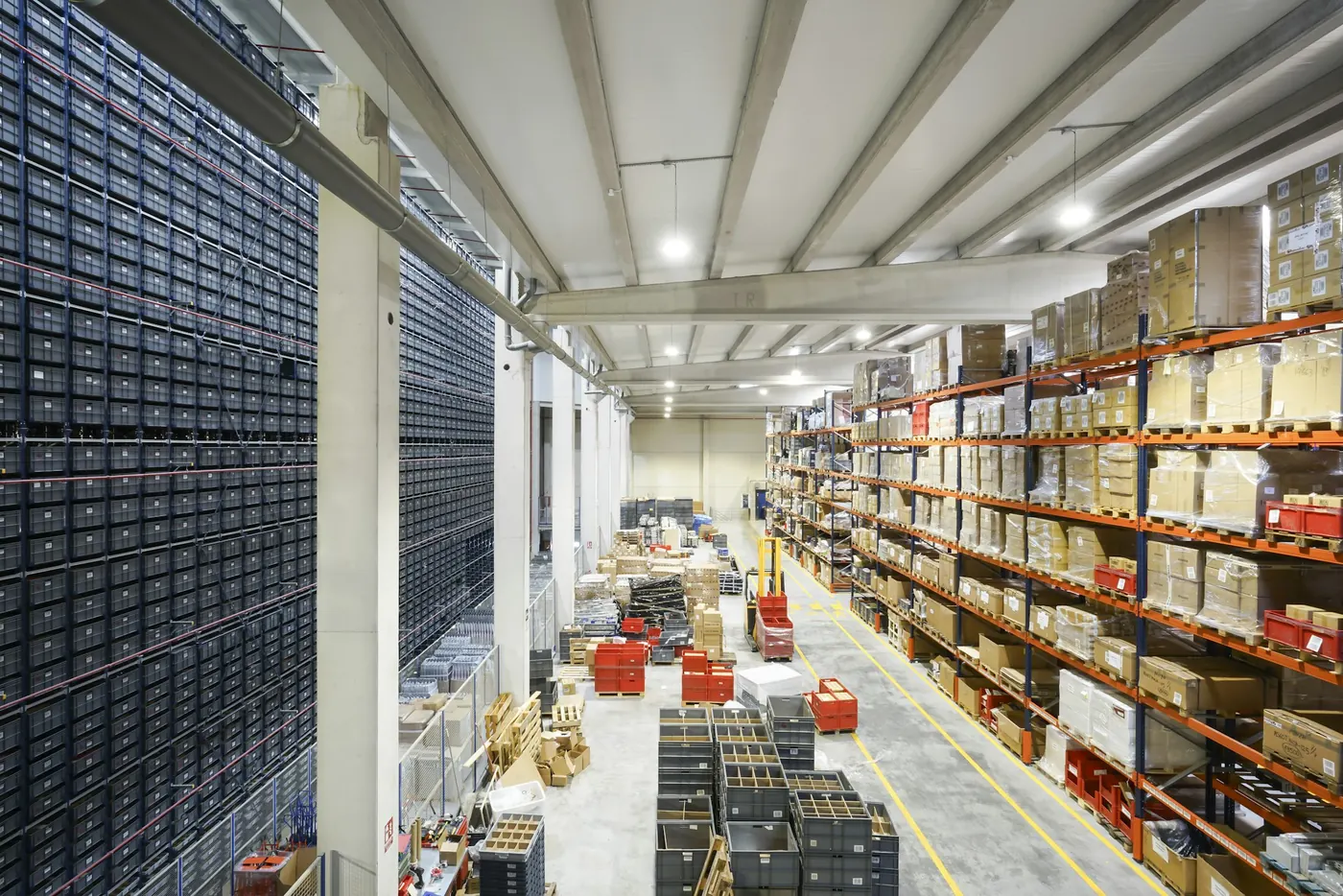 Entrepôt logistique, rayonnages et palettes