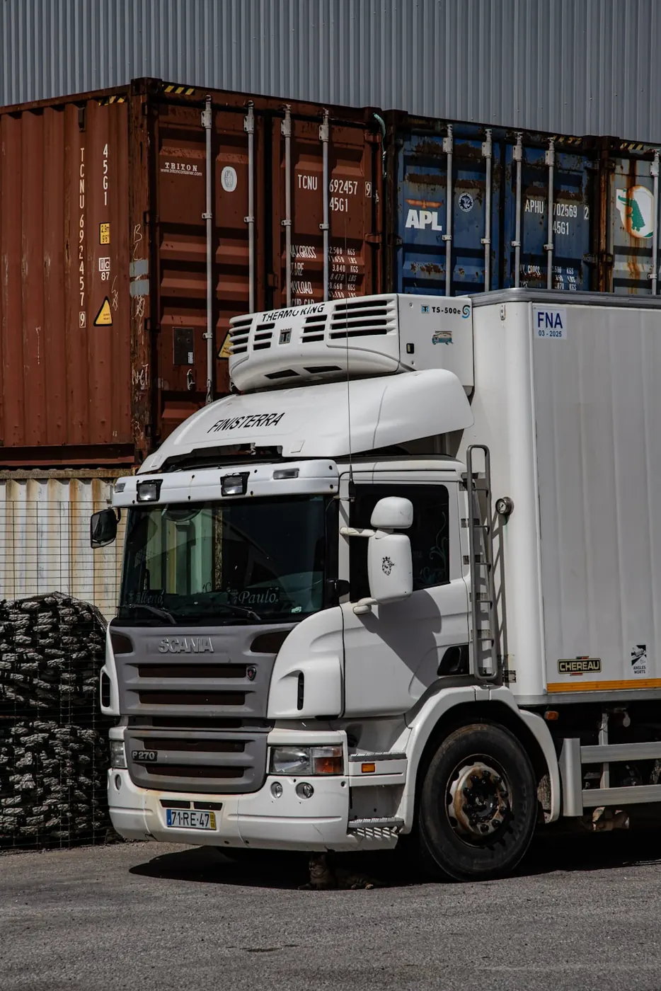 Camion frigorifique et conteneurs